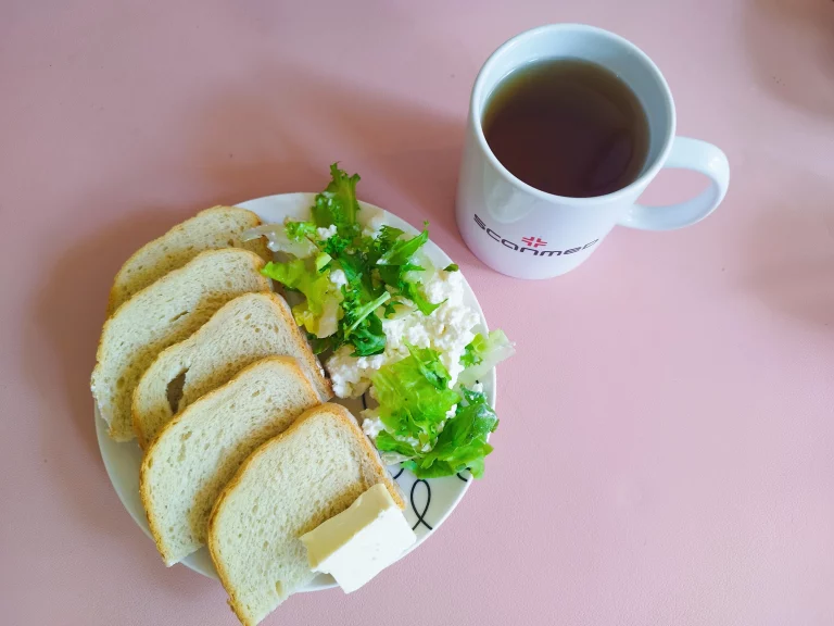 Śniadanie: dieta z ograniczeniem łatwoprzyswajalnych węglowodanów chleb pszenny 70g, margaryna miękka 10g, twarożek 120g, mix sałat, herbata czarna
A: 1,7
