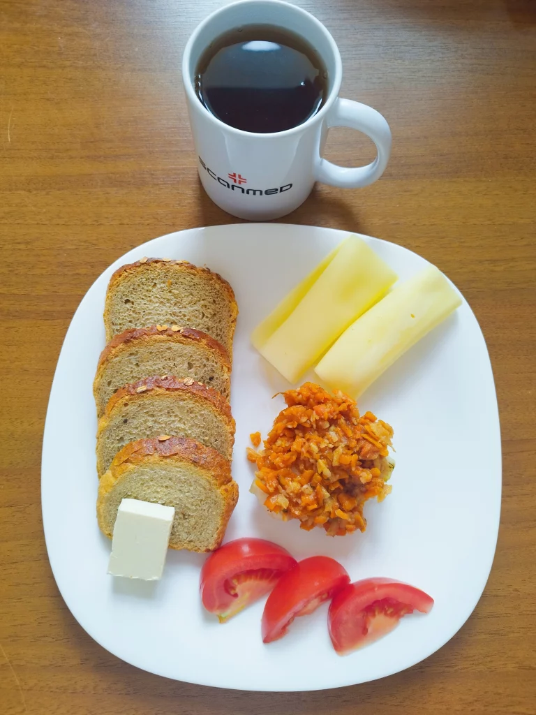 Śniadanie: dieta z ograniczeniem łatwoprzyswajalnych węglowodanów chleb mieszany z płatkami owsianymi 70g, margaryna mięka 10g, ryba po grecku 70g, ser żółty 40g, pomidor 30g, herbata czarna