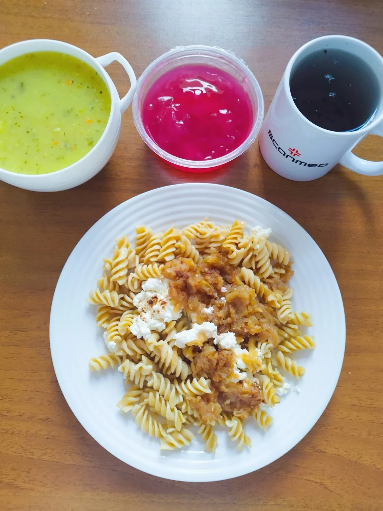 Obiad: dieta z ograniczeniem łatwoprzyswajalnych węglowodanów zupa krem z cukinii 450ml, makaron pełnoziarnisty z białym serem, prażonym jabłkiem i cynamonem 300g, woda z sokiem, kisiel