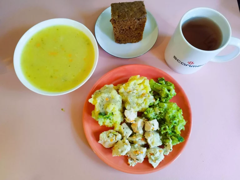 obiad dieta łatwostrawna: zupa krem z białych warzyw 450ml, ziemniaki gotowane 150g, kurczak w sosie własnym z brokułem 150g, woda z sokiem owocowym, ciasto marchewkowe
A: 1,3,9