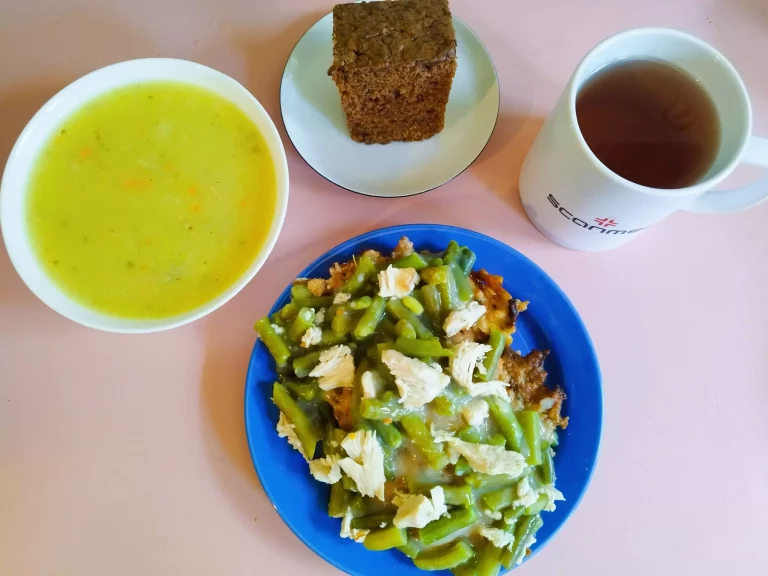 obiad dieta podstawowa: zupa krem z białych warzyw 450ml, placki ziemniaczane z cukinią i fasolką szparagową 400g, woda z sokiem owocowym, ciasto marchewowe
A: 1,3,9