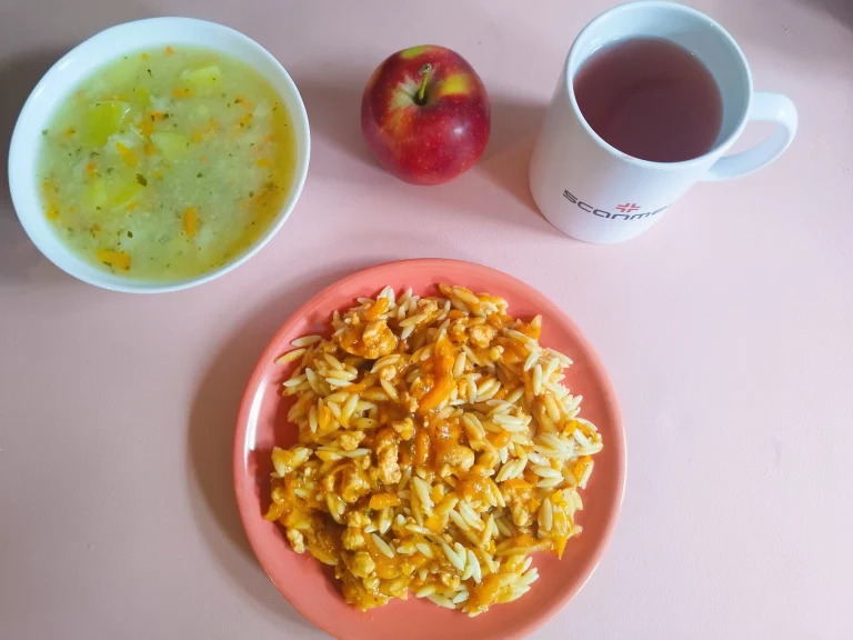 obiad dieta o kontrolowanej zawartości kwasów tłuszczowych: zupa ziemniaczana 450ml, makaron drobny z mięsem mielonym drobiowym w sosie pomidorowym 350g, woda z sokiem owocowym, jabłko
A: 1,3
