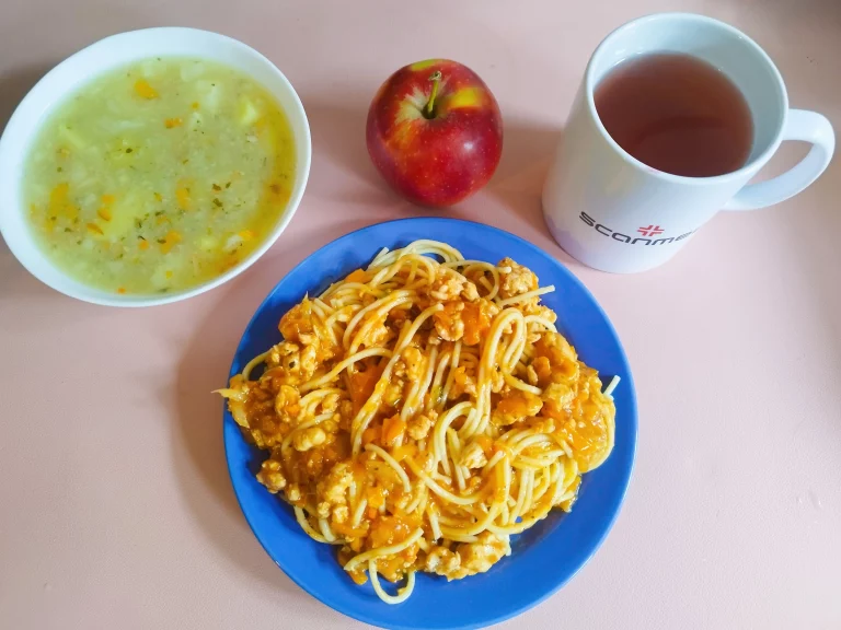 obiad dieta podstawowa: zupa kalafiorowa 450ml, spaghetti z mięsem mielonym drobiowym 350g, woda z sokiem owocowym, jabłko
A: 1,3
