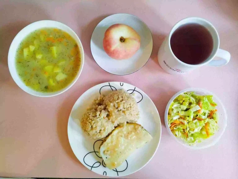 Obiad: dieta podstawowa

zupa koperkowa 450ml, mięso w kawałku w sosie własnym 100g, kasza jęczmienna 100g, surówka z kapusty pekińskiej 110g, woda z sokiem owocowym, brzoskwinia
A: 1,9
