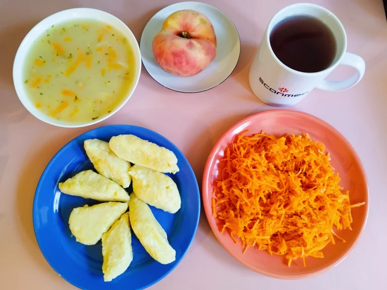 Obiad: dieta z ograniczeniem łatwoprzyswajalnych węglowodanów zupa krupnik 450ml, kluski leniwe 200g, surówka z marchewki i brzoskwini 100g, woda z sokiem owocowym, brzoskwinia
A: 1,3,7
