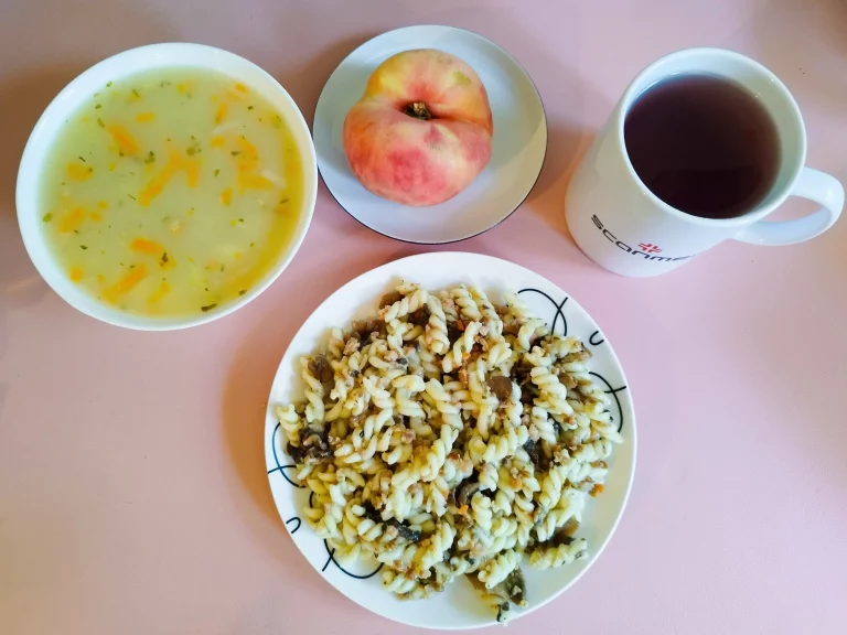 Obiad: dieta podstawowa zupa krupnik 450ml, zapiekanka makaronowa z pieczarkami i szynką w sosie beszamelowym 350g, woda z sokiem owocowym, brzoskwinia
A: 1,3,7
