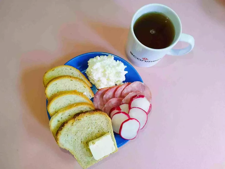 Śniadanie: dieta podstawowa

chleb pszenny 60g, chleb mieszany z płatkami owsianymi 20g, margaryna miękka 10g, twarożek 100g, wędlina 60g, rzodkiewka, herbata czarna
A: 1,7
