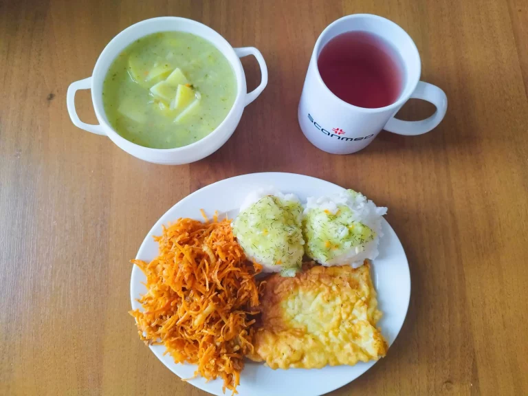 obiad dieta podstawowa: zupa brokułowa 450ml, ryż biały 100g, ryba smażona w panierce 120g, marchew tarta z jabłkiem 110g, woda z sokiem owocowym
A: 1,3,4