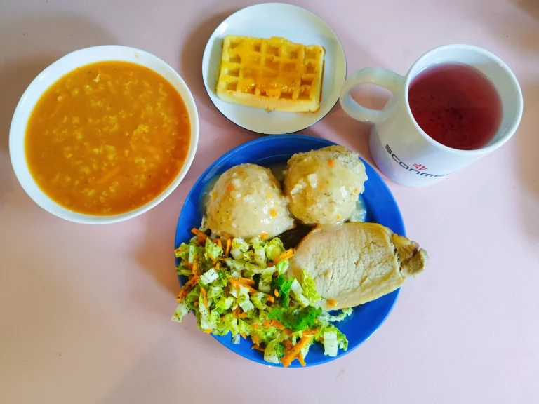 obiad dieta podstawowa: zupa pomidorowa z ryżem 450ml, mięso wieprzowe pieczone w kawałku 100g, kasza jęczmienna 100g, surówka z kapusty pekińskiej 110g, woda z sokiem owocowym, gofr z dżemem
A: 1,3,7

