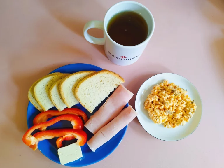 śniadanie dieta podstawowa: chleb pszenny 70g margaryna miękka 10g, pasta z makreli w pomidorach 90g, wędlina 60g, papryka 40g, herbata czarna
A: 1,4,7
