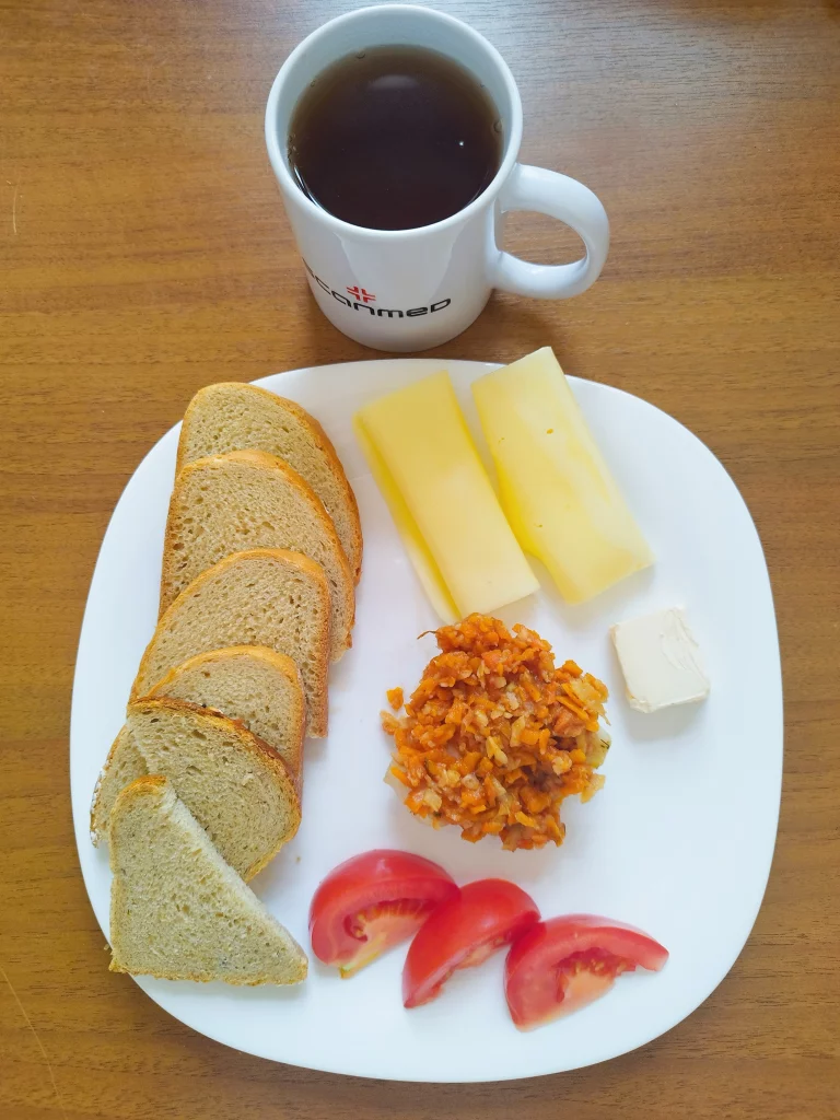 Śniadanie: dieta podstawowa chleb pszenny 60g, chleb mieszany z płatkami owsianymi 20g, margaryna mięka 10g, ryba po grecku 70g, ser żółty 40g, pomidor 30g, herbata czarna
A: 1,4,7,9
