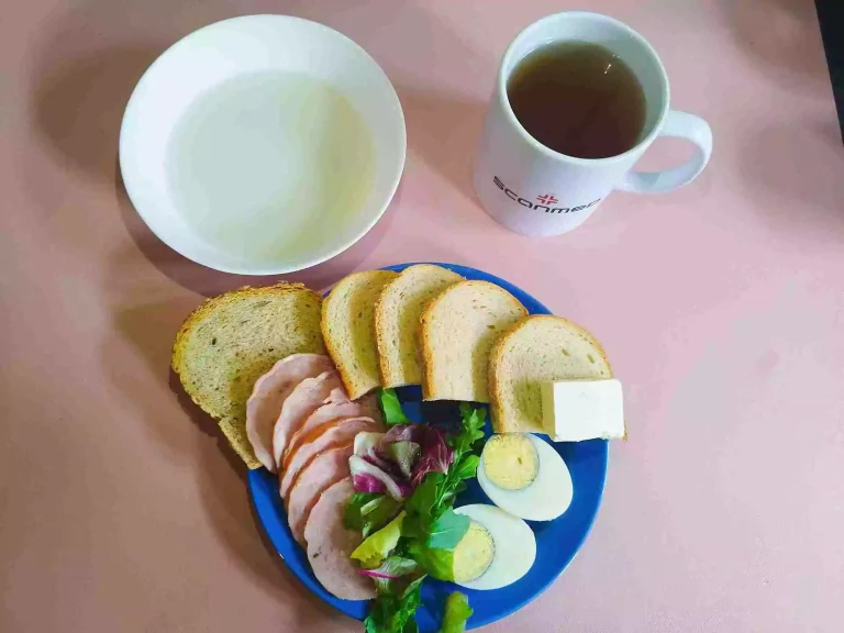 Śniadanie: dieta podstawowa

chleb pszenny 60g, chleb mieszany z płatkami owsianymi 20g, margaryna miękka 10g, owsianka na mleku 150ml, jajko na twardo, wędlina 60g, mix sałat, herbata czarna
A: 1,3,7
