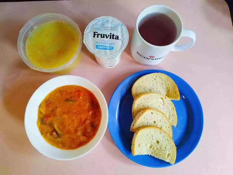 Obiad: dieta podstawowa

zupa jarzynowa 450ml, leczo z pieczywem pszennym 350g, woda z sokiem owocowym, jogurt
A: 1,7,9
