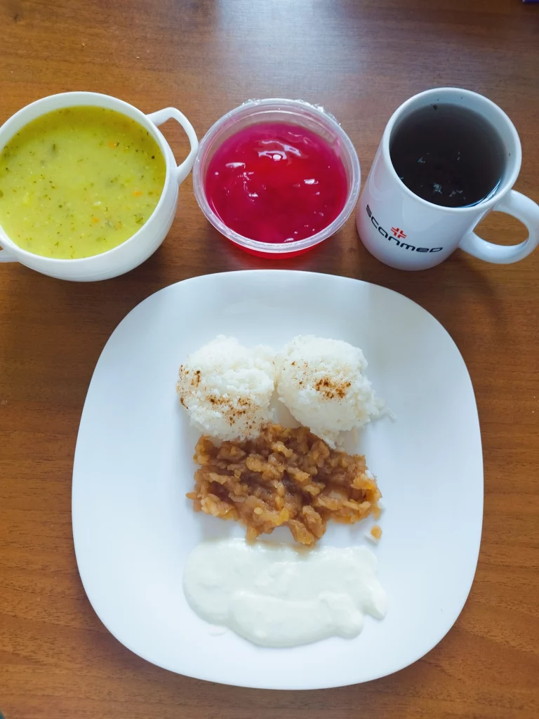 Obiad: dieta podstawowa zupa krem z cukinii 450g, ryż biały z duszonym jabłkiem, serkiem i cynamonem 300g, woda z sokiem owocowym, kisiel
A: 1,7
