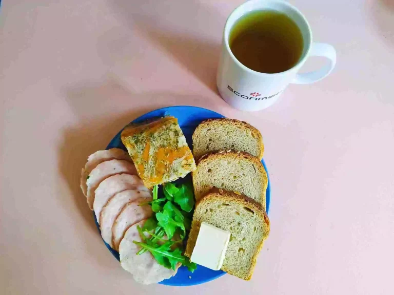 Śniadanie: dieta z ograniczeniem łatwoprzyswajalnych węglowodanów

chleb mieszany z płatkami owsianymi 70g, margaryna miękka 10g, galaretka drobiowa 120g, wędlina 60g, rukola, herbata czarna
A: 1,7,9
