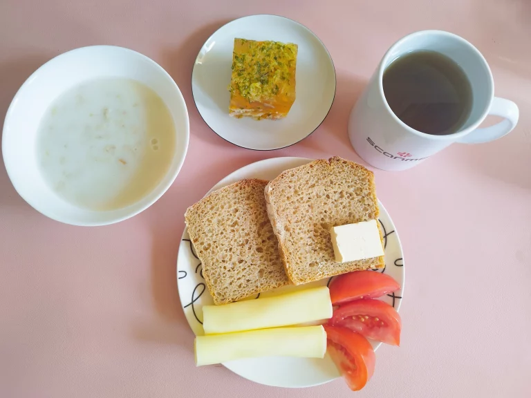 śniadanie dieta łatwostrawna: chleb mieszany z płatkami owsianymi 70g, margaryna miękka 10g, owsianka na mleku 150ml, galaretka drobiowa 100g, ser żółty 40g, pomidor 50g, herbata czarna