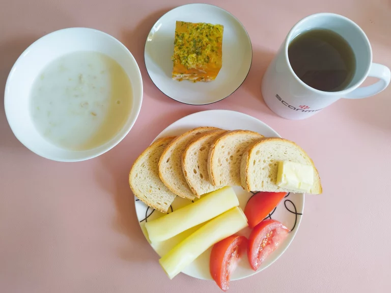 śniadanie dieta podstawowa: chleb pszenny 70g, margaryna miękka 10g, owsianka na mleku 150ml, galartka drobiowa 100g, ser żołty 40g, pomidor 50g, herbata czarna
A: 1,7
