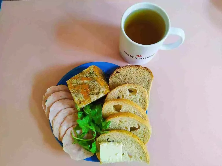 Śniadanie: dieta podstawowa

chleb pszenny 60g, chleb mieszany z płatkami owsianymi 20g, margaryna miękka 10g, galaretka drobiowa 100g, wędlina 60g, rukola, herbata czarna
A: 1,7,9
