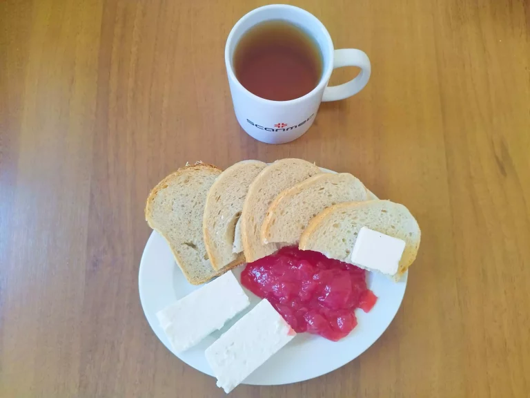 śniadanie dieta podstawowa: chleb pszenny 60g, chleb mieszany z płatkami owsianymi 20g, margaryna miękka 10g, twaróg w kawałku 100g, dżem 70g, herbata czarna
A:1,7
