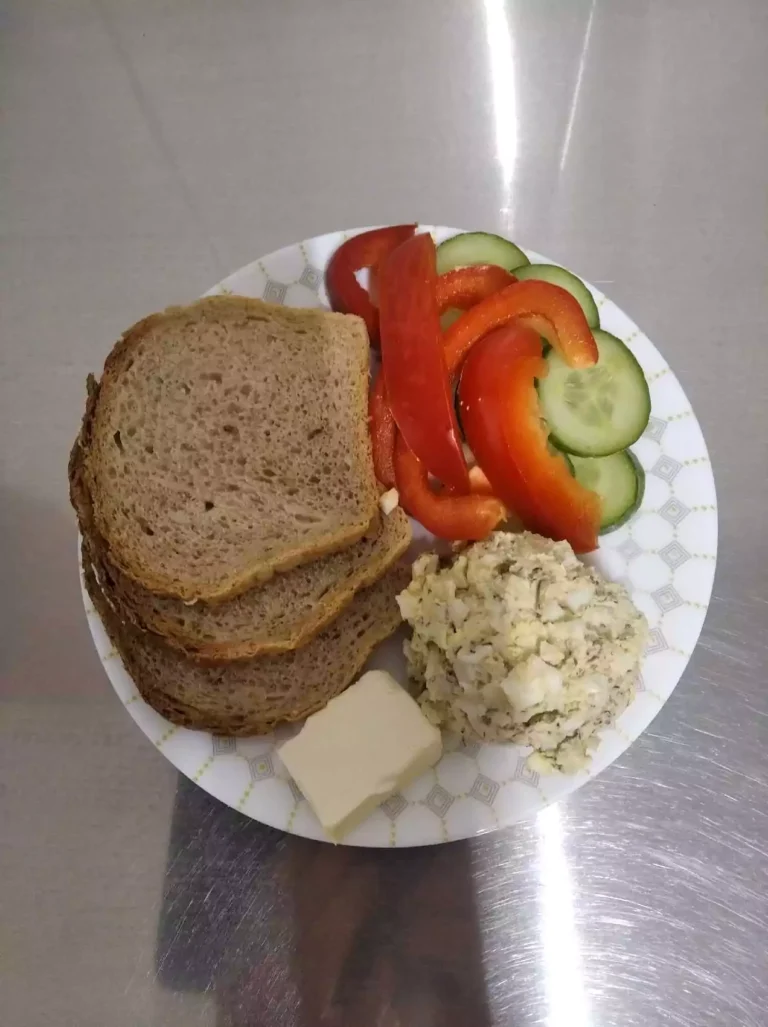 Śniadanie: dieta z ograniczeniem łatwoprzyswajalnych węglowodanów

chleb mieszany z płatkami owsianymi 70g, margaryna miękka 10g, pasta jajeczna 120g, ogórek zielony 40g, papryka 40g, herbata czarna
A: 1,3,7
