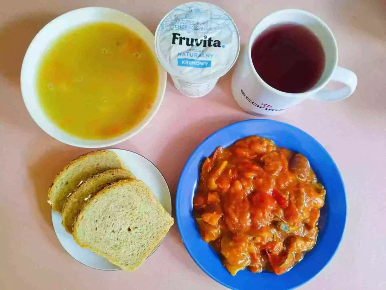 Obiad: dieta z ograniczeniem łatwoprzyswajalnych węglowodanów 

zupa jarzynowa 450ml, leczo z pieczywem pełnoziarnistym 350g, woda z sokiem owocowym, jogurt naturalny
A: 1,7,9
