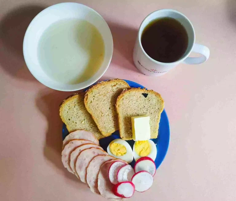 Śniadanie: dieta z ograniczeniem łatwoprzyswajalnych węglowodanów

chleb mieszany z płatkami owsianymi 70g, margaryna miękka 10g, owsianka na mleku 150ml, jajko na twardo, wędlina 60g, rzodkiewka, herbata czarna
A: 1,3,7
