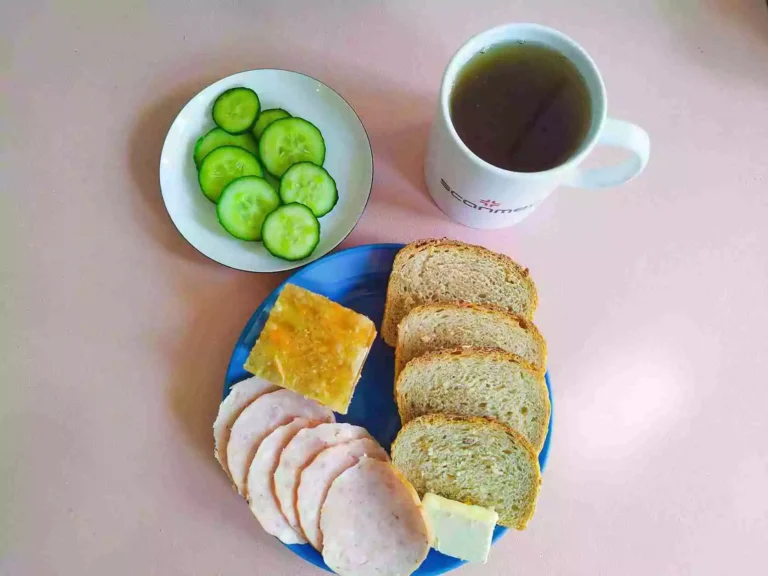 Śniadanie: dieta z ograniczeniem łatwoprzyswajalnych węglowodanów

chleb mieszany z płatkami owsianymi 70g, margaryna miękka 10g, galaretka drobiowa 120g, wędlina 60g, ogórek zielony 50g, herbata czarna 
A: 1,7

