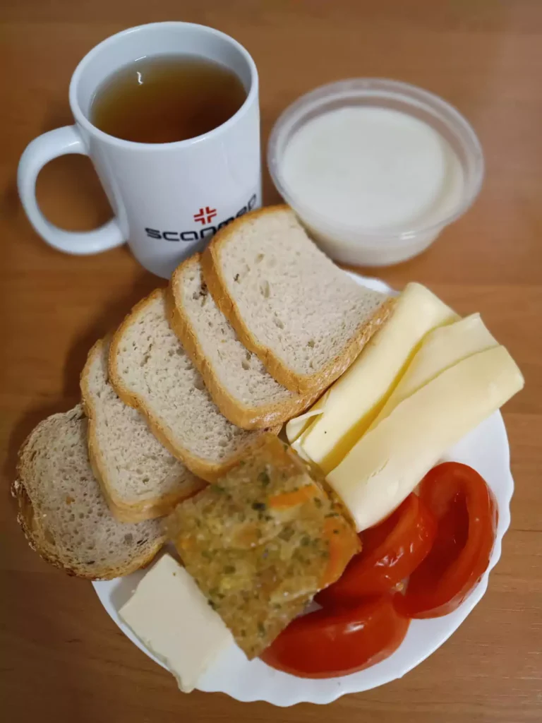 Śniadanie: dieta podstawowa

chleb pszenny 60g, chleb mieszany z płatkami owsianymi 20g, margaryna miękka 10g, owsianka na mleku 150g, galaretka drobiowa 100g, ser żółty 40g, pomidor 50g, herbata czarna
A: 1,7
