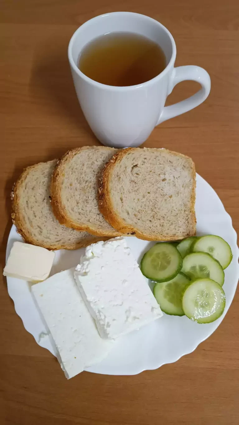 Śniadanie: dieta o kontrolowanej zawartości kwasów tłuszczowych

chleb mieszany z płatkami owsianymi 70g, margaryna miękka 10g, ser biały w kawałku 100g, ogórek zielony 40g, herbata czarna
A: 1,7
