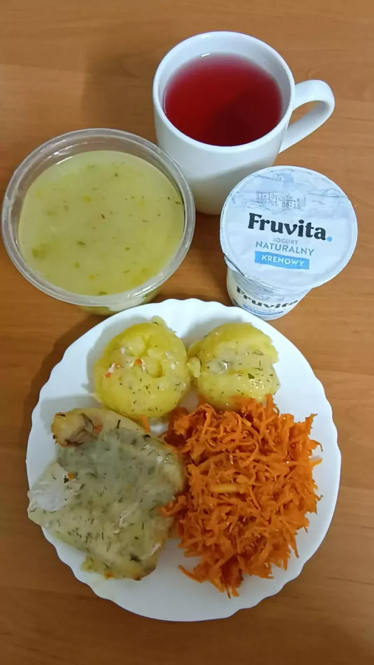 Obiad: dieta o kontrolowanej zawartości kwasów tłuszczowych

zupa brokułowa 450ml, ryba pieczona z sosem koperkowym 120g, ziemniaki gotowane 150g, marchew tarta z jabłkiem 110g, woda z sokiem owocowym, jogurt
A: 1,4,7
