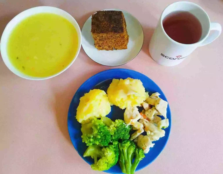 Obiad: dieta łatwostrawna 

zupa krem z białych warzyw 450ml, ziemniaki gotowane 150g, kurczak w sosie własnym z brokułem 150g, woda z sokiem owocowym, ciasto marchewkowe
A: 1,3,9
