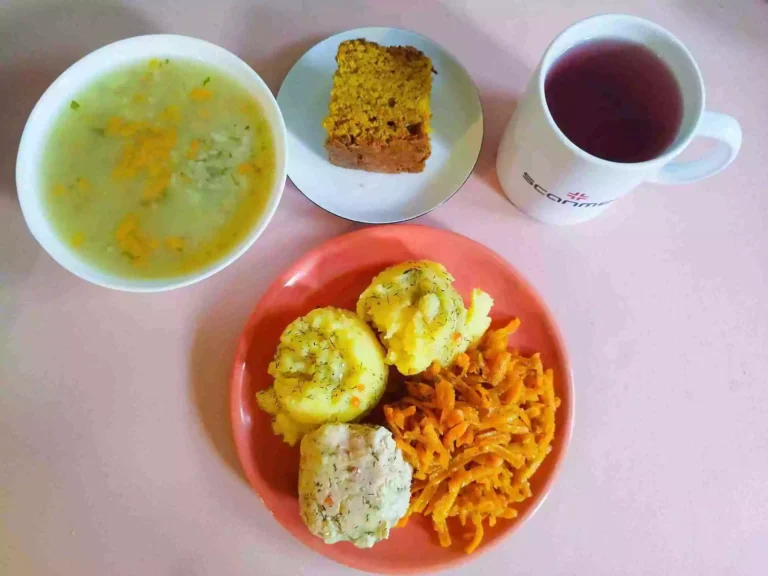 Obiad: dieta łatwostrawna 

zupa ryżowa 450ml, ziemniaki gotowane 150g, kotlet mielony drobiowo wieprzowy duszony w sosie koperkowym 120g, gotowana marchewka 110g, woda z sokiem owocowym, ciasto marchewkowe
A: 1,3
