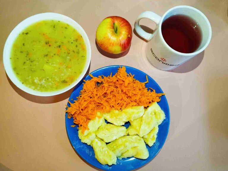 Obiad: dieta łatwostrawna 

zupa krupnik 450ml, kluski leniwe 200g, surówka z marchewki i brzoskwini 100g, woda z sokiem owocowym, jabłko
A: 1,3,7
