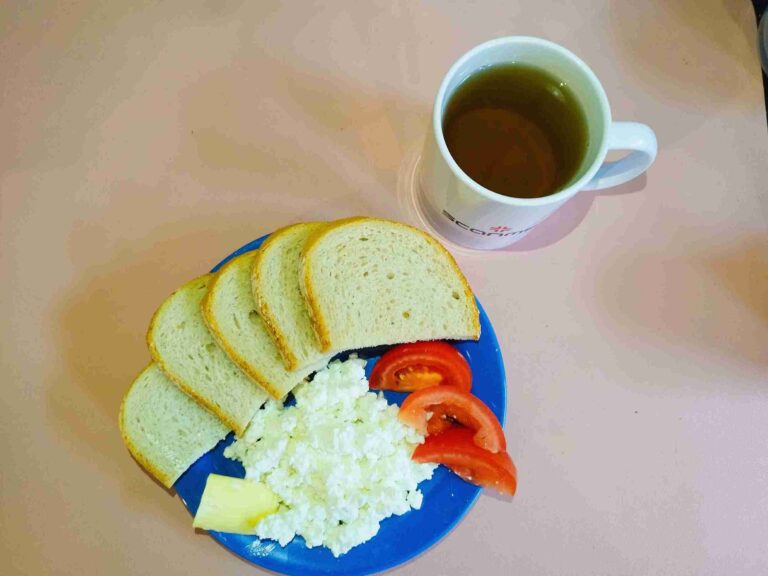 Śniadanie: dieta łatwostrawna

chleb pszenny 70g, margaryna miękka 10g, twarożek 120g, pomidor bez skórki 50g, herbata czarna
A: 1,7
