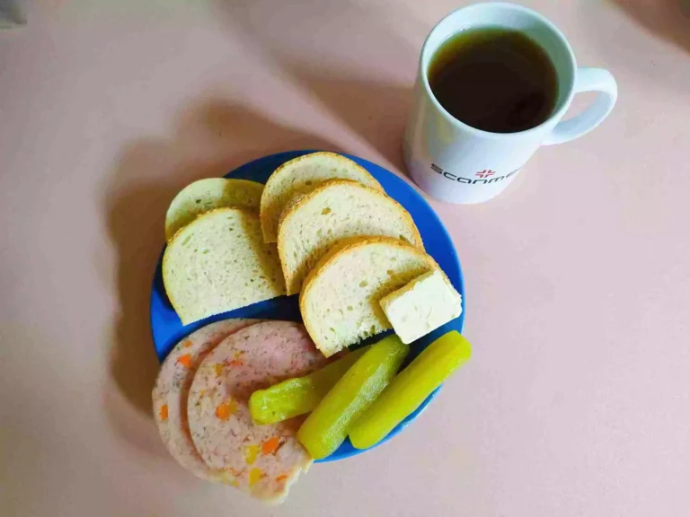 Śniadanie: dieta łatwostrawna

chleb pszenny 70g, margaryna miękka 10g, wędlina 60g, ogórek kiszony bez skóry 50g, herbata czarna
A: 1,7
