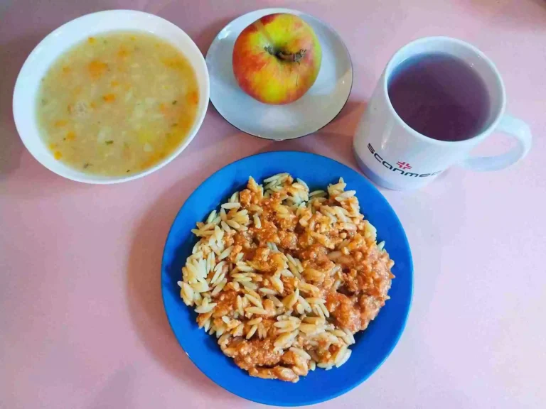 Obiad: dieta łatwostrawna 

zupa ziemniaczana 450ml, makaron drobny z mięsem mielonym drobiowym w sosie pomidorowym 350g, woda z sokiem owocowym, jabłko
A: 1,3

