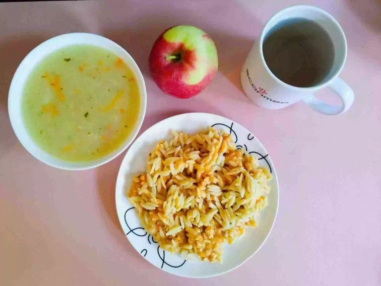 Obiad: dieta łatwostrawna 

zupa ziemniaczana 450ml, makaron drobny z mięsem mielonym drobiowym w sosie pomidorowym 350g, woda z sokiem owocowym, jabłko
A: 1,3
