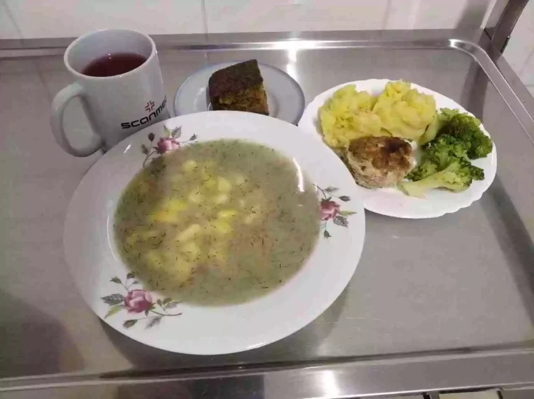 Obiad: dieta łatwostrawna 

zupa koperkowa 450ml, kotlet mielony pieczony 100g, ziemniaki gotowane 100g, brokuł gotowany 100g, woda z sokiem owocowym, domowe ciasto marchewkowe
A: 1,3
