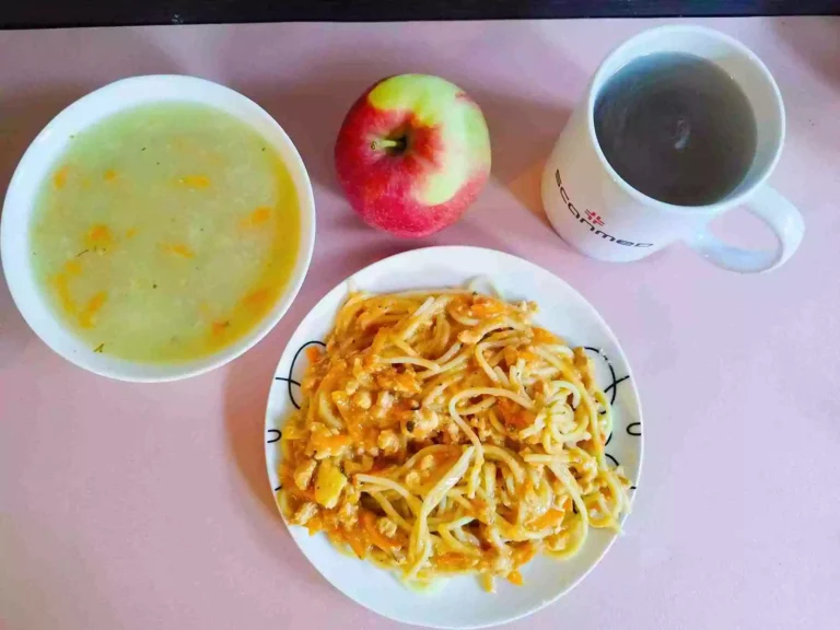 Obiad: dieta podstawowa

zupa kalafiorowa 450ml, spaghetti z mięsem mielonym drobiowym 350g, woda z sokiem owocowym, jabłko
A:1,3
