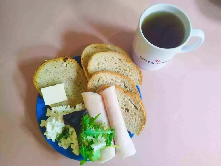 Śniadanie: dieta podstawowa

chleb pszenny 60g, chleb mieszany z płatkami owsianymi 20g, margaryna miękka 10g, wędlina 60g, twarożek z ogórkiem 100g, mix sałat, herbata czarna
A: 1,7
