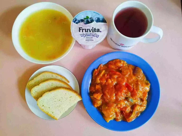 Obiad: dieta podstawowa

zupa jarzynowa 450ml, leczo z pieczywem pszennym 350g, woda z sokiem owocowym, jogurt owocowy
A: 1,7,9
