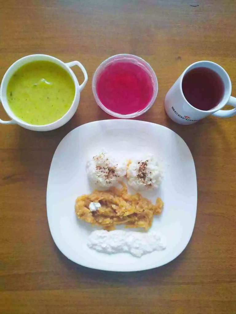 Obiad: dieta podstawowa

zupa krem z cukinii 450ml, ryż z cynamonem, prażonym jabłkiem i sekiem 300g, woda z sokiem owocowym, kisiel
A: 1,7
