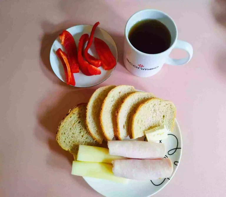 Śniadanie: dieta podstawowa

chleb pszenny 60g, chleb mieszany z płatkami owsianymi 20g, margaryna miękka 10g, wędlina 60g, ser żółty 40g, papryka 40g, herbata czarna
A: 1,7
