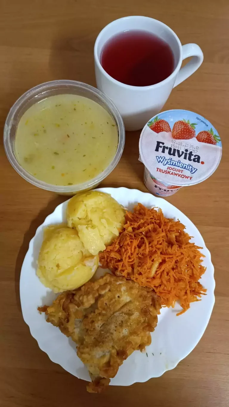 Obiad: dieta podstawowa

zupa brokułowa 450ml, ryba smażona w panierce 120g, ziemniaki gotowane 150g, marchew tarta z jabłkiem 110g, woda z sokiem owocowym, jogurt
A: 1,3,4,7
