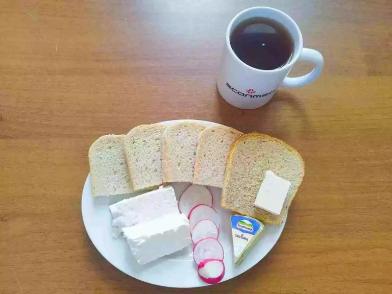 Śniadanie: dieta podstawowa

chleb pszenny 60g, chleb mieszany z płatkami owsianymi 20g, margaryna miękka 10g, ser biały w kawałku 100g, serek topiony 30g, rzodkiewka, herbata czarna
A: 1,7
