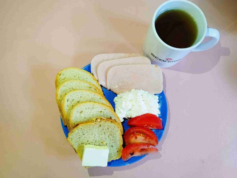 Śniadanie: dieta podstawowa

chleb pszenny 60g, chleb mieszany z płatkami owsianymi 20g, margaryna miękka 10g, twarożek 10g, wedlina 60g, pomidor 50g, herbata czarna
A: 1,7
