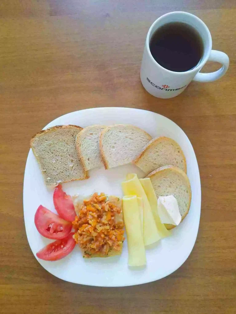 Śniadanie: dieta podstawowa

chleb pszenny 60g, chleb mieszany z płatkami owsianymi 20g, margaryna miękka 10g, ryba po grecku 70g, ser żółty 40g, pomidor 50g, herbata czarna
A: 1,4,7,9
