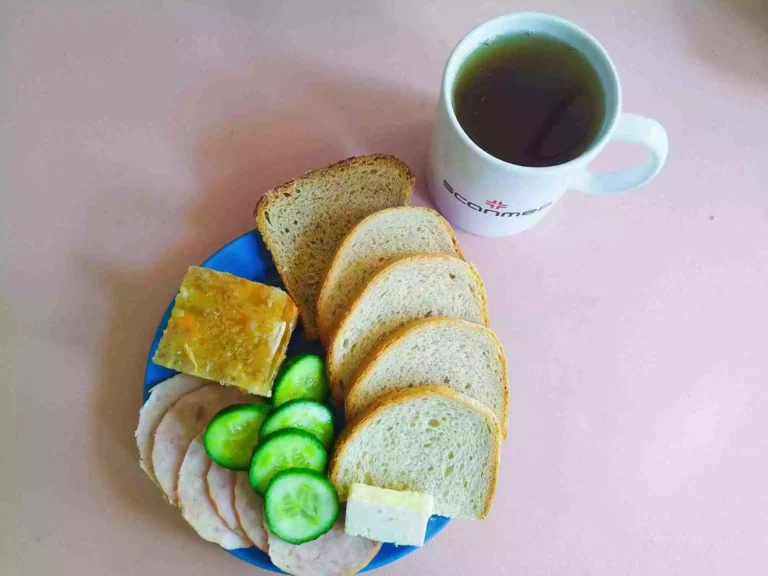 Śniadanie: dieta podstawowa

chleb pszenny 60g, chleb mieszany z płatkami owsianymi 20g, margaryna miękka 10g, galaretka drobiowa 100g, wędlina 60g, ogórek zielony 50g, herbata czarna 
A: 1,7
