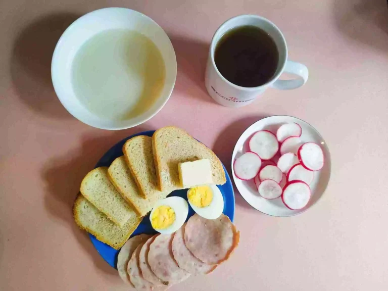 Śniadanie: dieta podstawowa

chleb pszenny 60g, chleb mieszany z płatkami owsianymi 20g, margaryna miękka 10g, owsianka na mleku 150ml, jajko na twardo, wędlina 60g, rzodkiewka, herbata czarna
A: 1,3,7
