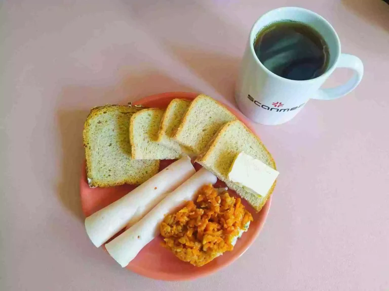Śniadanie: dieta podstawowa

chleb pszenny 60g, chleb mieszany z płatkami owsianymi 20g, margaryna miękka 10g, wędlina 60g, ryba po grecku z warzywami 70g, herbata czarna
A: 1,4,7,9

